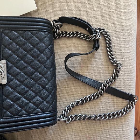 CHANEL Caviar Quilted Medium Boy Flap Black - Picture 4 of 10
